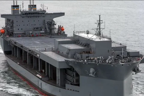 Tàu chiến Lewis B. Puller của Hải quân Mỹ bị Houthi tấn công khi đi qua Vịnh Aden. (Ảnh: Mạng X)