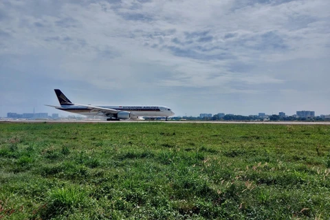 Máy bay tại đường cất hạ cánh 25R/07L, Sân bay Tân Sơn Nhất. (Ảnh: TTXVN phát)