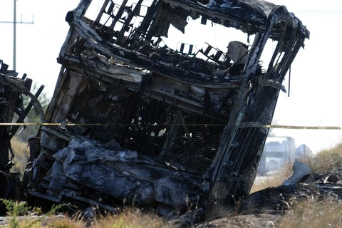 Ngọn lửa thiêu rụi chiếc xe buýt hai tầng sau khi va chạm với xe tải. (Ảnh: Getty)
