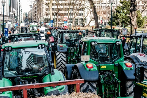 Máy kéo của nông dân tại quảng trường Place du Luxembourg. (Ảnh: The Brussels Times)