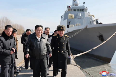 Nhà lãnh đạo Triều Tiên Kim Jong-un (giữa) thăm Nhà máy đóng tàu Nampho ở tỉnh Nam Pyongan. (Ảnh: Yonhap/TTXVN)