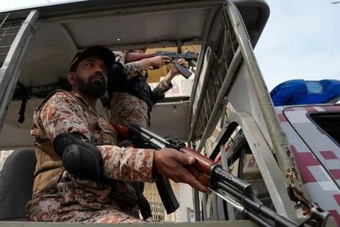 Các binh sỹ bán quân sự canh gác ở Karachi, Pakistan, ngày 7/2. (Ảnh AP)