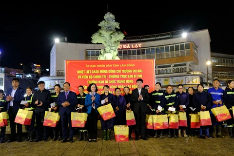 Bà Trương Thị Mai tặng 100 suất quà cho các công nhân viên, người lao động của Công ty Cổ phần Dịch vụ đô thị Đà Lạt. (Ảnh: Nguyễn Dũng/TTXVN)