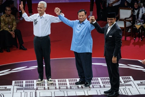  Các ứng viên tranh cử Tổng thống Indonesia: Bộ trưởng Quốc phòng Prabowo Subianto (giữa), cựu Thống đốc Jakarta Anies Baswedan (phải) và cựu Thống đốc Trung Java Ganjar Pranowo trong cuộc tranh luận trực tiếp tại Jakarta, ngày 12/12/2023. (Ảnh: AFP/TTXVN)
