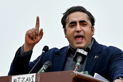Thủ lĩnh đảng Nhân dân Pakistan (PPP) Bhutto Zardari phát biểu trong cuộc vận động tranh cử tại Peshawar ngày 27/1/2024. (Ảnh: AFP/TTXVN)