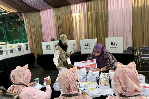 Tại điểm bầu cử số 001, Selong, Kebayoran Baru, Nam Jakarta, các nhân viên đều mặc màu hồng vì hôm nay trùng với ngày Lễ Tình nhân. (Ảnh: Đỗ Quyên/TTXVN)