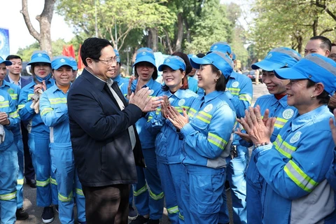 Thủ tướng Phạm Minh Chính thăm, chúc Tết công nhân vệ sinh môi trường đô thị thành phố Hà Nội. (Ảnh: Dương Giang/TTXVN)