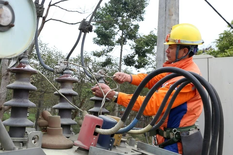 Công nhân Điện lực huyện Bắc Hà kiểm tra, bảo dưỡng trạm biến áp định kỳ để đảm bảo an toàn phục vụ nhân dân. (Ảnh: Quốc Khánh - TTXVN)