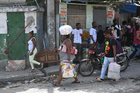 Người dân sơ tán tránh bạo lực tại Port-au-Prince, Haiti, ngày 15/8/2023. (Ảnh: AFP/TTXVN)