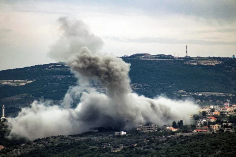 Khói bốc lên sau vụ không kích của Israel xuống Shihin, Liban ngày 13/2/2024. (Ảnh: AFP/TTXVN)