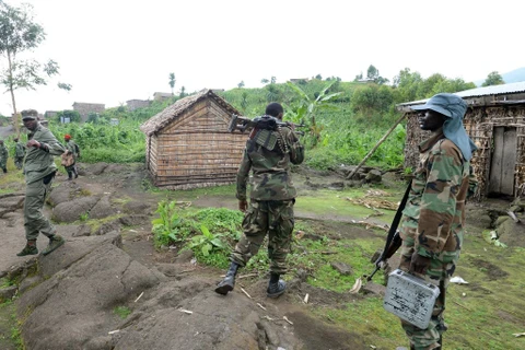Phiến quân M23 gác tại khu vực Mutaho, CHDC Congo. (Ảnh: AFP/TTXVN)