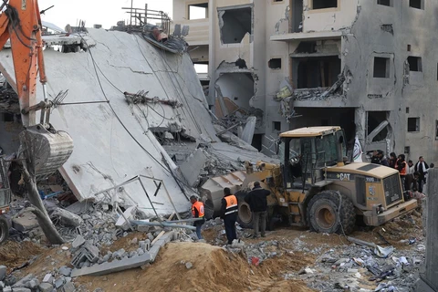 Một tòa nhà bị phá hủy sau cuộc không kích của Israel xuống thành phố Rafah, Dải Gaza ngày 16/2/2024. (Ảnh: THX/TTXVN)