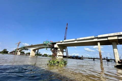 Cầu Châu Đốc vượt sông Hậu nối thị xã Tân Châu và thành phố Châu Đốc, tỉnh An Giang. (Ảnh: Thanh Sang/TTXVN)