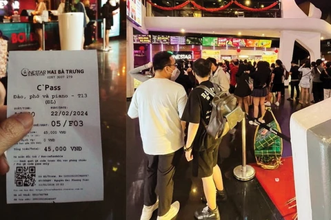 Hàng trăm khán giả xếp hàng chờ mua vé tại cụm rạp Cinestar Quốc Thanh. (Ảnh: VTC News)