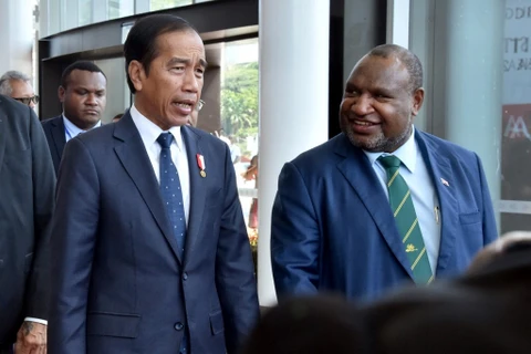 Tổng thống Indonesia Joko Widodoi (trái) và Thủ tướng Papua New Guinea James Marape tại Papua New Guinea ngày 5 tháng 7 năm 2023. (Ảnh: AFP)