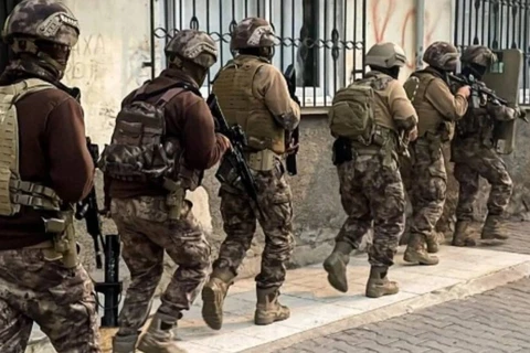 Lực lượng an ninh Thổ Nhĩ Kỳ truy quét các thành viên IS. (Ảnh: AAWsat)