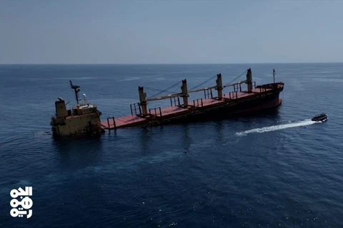 Tàu chở phân bón Rubymar chìm ngoài khơi Yemen, trên Biển Đỏ, sau khi trúng tên lửa của lực lượng Houthi, ngày 26/2/2024. (Ảnh: AFP/TTXVN)
