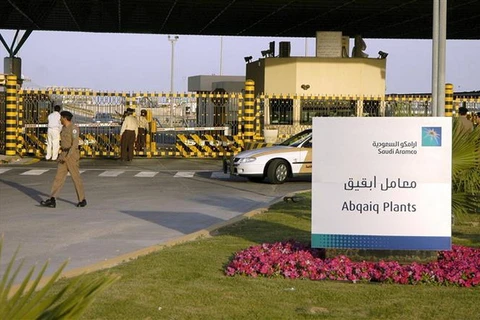Lối vào một nhà máy chế biến dầu của Tập đoàn dầu mỏ Saudi Aramco ở tỉnh Abqaiq, miền Đông Saudi Arabia, ngày 25/2/2006. (Ảnh: AFP/TTXVN)