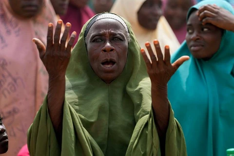 Một người phụ nữ cầu nguyện cho các học sinh trường tiểu học và trung học LEA bị bắt cóc ở Kuriga, bang Kaduna Nigeria ngày 9 tháng 3 năm 2024. (Ảnh: AP)