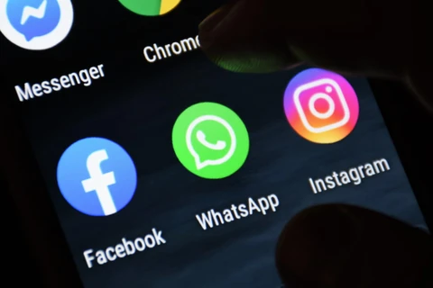 Biểu tượng Facebook, WhatsApp và Instagram trên màn hình điện thoại. (Ảnh: The Gtheguardian