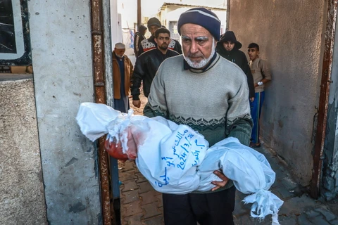 Thi thể một em nhỏ được tìm thấy sau cuộc không kích của Israel ở Rafah, Dải Gaza ngày 8/3/2024. (Ảnh: AFP/TTXVN)