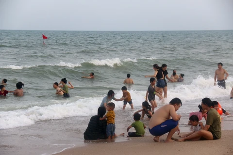 Du khách thư giãn tại bãi biển Bình Thuận. (Ảnh: Nguyễn Thanh/TTXVN)