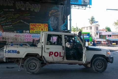 Cảnh sát tuần tra tại Port-au-Prince, Haiti ngày 6/3/2024. (Ảnh: AFP/TTXVN)