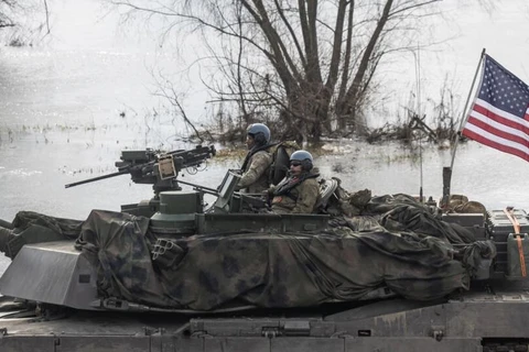 Binh sỹ Mỹ trên xe tăng Abrams tham gia cuộc tập trận của NATO ở Korzeniowa, Ba Lan vào ngày 4/3. (Ảnh: AFP)