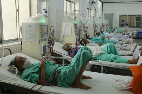 Bệnh nhân chạy thận tại Khoa Nội-Phổi-Thận, thuộc Bệnh viện Đa khoa tỉnh Long An. (Ảnh: Thanh Bình-TTXVN)