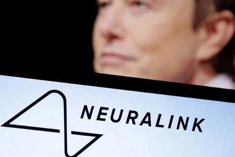 Logo Neuralink và tỷ phú Elon Musk. (Ảnh: China Daily)