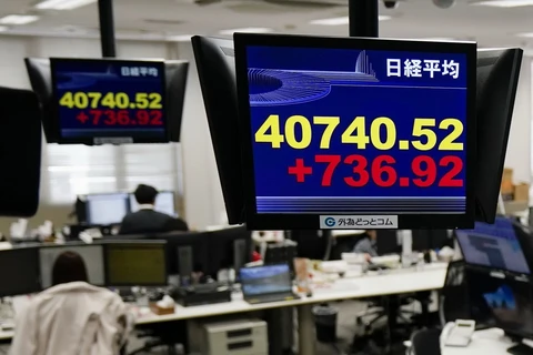 Màn hình hiển thị chỉ số chứng khoán Nikkei 225 tại Tokyo, Nhật Bản ngày 21/3/2024. (Ảnh: Kyodo/TTXVN)
