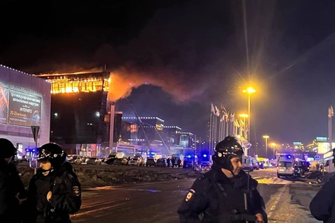 Lực lượng an ninh được triển khai tại hiện trường vụ nổ súng nhằm vào trung tâm thương mại “Crocus City Hall” ở Moskva, Nga tối 22/3/2024. (Ảnh: AA/TTXVN)