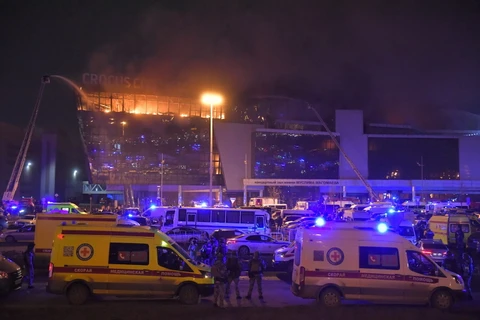 Lực lượng phản ứng nhanh được triển khai tại hiện trường vụ nổ súng nhằm vào trung tâm thương mại Crocus City Hall ở Moskva, Nga tối 22/3/2024. (Ảnh: THX/TTXVN)