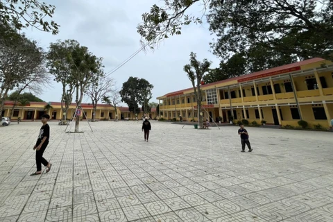 Trường Tiểu học Nguyễn Bá Ngọc chỉ có một số ít học sinh đến trường ngày 27/3. (Ảnh: Việt Hoàng/TTXVN)
