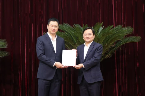 Bí thư Tỉnh ủy Bắc Ninh Nguyễn Anh Tuấn (phải) trao Quyết định của Ban Chấp hành Trung ương Đảng, Ban Bí thư cho ông Trần Huy Phương. (Ảnh: Thái Hùng/TTXVN)
