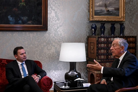 Tổng thống Bồ Đào Nha Marcelo Rebelo de Sousa (phải) và Thủ tướng Luis Montenegro. (Ảnh: AFP/TTXVN)