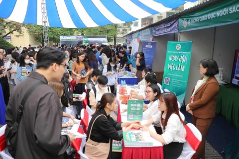 Ngày hội việc làm thu hút đông đảo sinh viên tới tham dự, tìm hiểu thông tin tuyển dụng, vị trí việc làm. (Ảnh: Thanh Tùng/TTXVN)