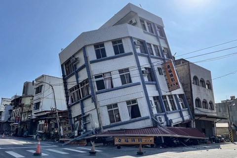 Một tòa nhà bị phá hủy sau động đất tại Đài Loan (Trung Quốc) ngày 3/4/2024. (Ảnh: AFP/TTXVN)