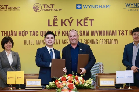 Đại diện lãnh đạo Tập đoàn T&T Group và Wyndham Hotels & Resorts Asia Pacific trao thỏa thuận hợp tác.