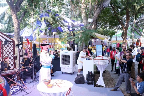Những tiếp mục âm nhạc dân tộc Mông Cổ thu hút đông đảo người dân tham dự Ngày hội du lịch Thành phố Hồ Chí Minh năm 2024. (Ảnh: Xuân Khu/TTXVN)