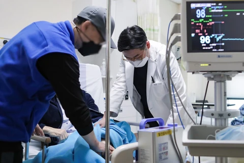 Nhân viên y tế điều trị cho bệnh nhân tại một bệnh viện ở Seongnam, Hàn Quốc ngày 4/3/2024. (Ảnh: Yonhap/TTXVN)
