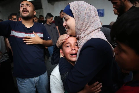 Nỗi đau của thân nhân các nạn nhân thiệt mạng sau các vụ không kích của Israel xuống Dải Gaza ngày 1/4/2024. (Ảnh: THX/TTXVN)