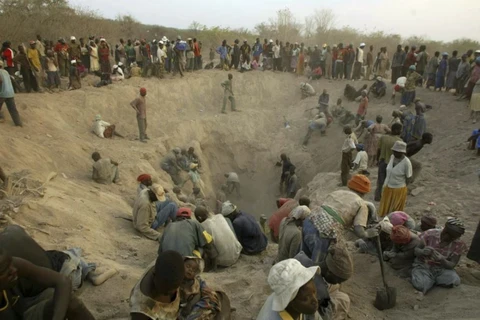 Hoạt động khai thác kim cương ở Marange, miền đông Zimbabwe, ngày 1 tháng 11 năm 2006. (Nguồn: AP)