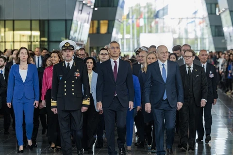 Đô đốc Rob Bauer, Chủ tịch Ủy ban quân sự NATO cùng Tổng Thư ký NATO Jens Stoltenberg và Phó Tổng Thư ký Mircea Geoană tại lễ kỷ niệm. (Ảnh: TTXVN phát)