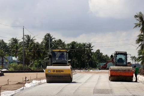 Thi công đường 3/2 nối dài đoạn Rạch Giá-Châu Thành, Kiên Giang. (Ảnh: Lê Huy Hải/TTXVN)