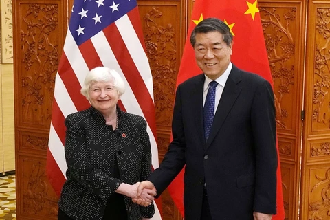 Phó Thủ tướng Trung Quốc Hà Lập Phong (phải) trong cuộc gặp Bộ trưởng Tài chính Mỹ Janet Yellen tại Quảng Châu, tỉnh Quảng Đông, ngày 5/4/2024. (Ảnh: Kyodo/TTXVN)