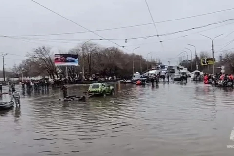 Lực lượng cứu hộ sơ tán người dân khỏi khu vực ngập lụt do vỡ đập tại tỉnh Orenburg, Nga ngày 7/4/2024. (Ảnh: AFP/TTXVN)