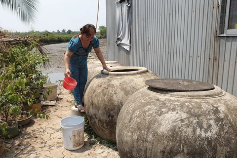 Người dân xã Biển Bạch, huyện Thới Bình (Cà Mau) dự trữ nước mưa để phục vụ nhu cầu sinh hoạt. (Ảnh: TTXVN phát)