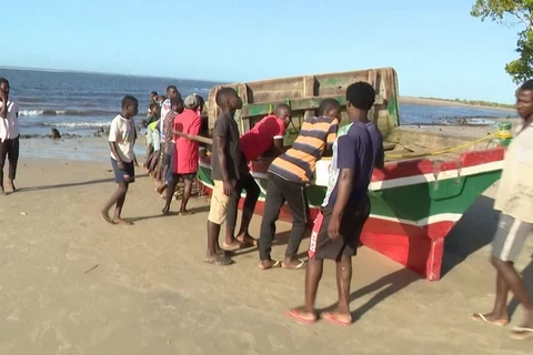 Chiếc phà bị đắm ngoài khơi tỉnh Nampula, miền Bắc Mozambique, được trục vớt sau thảm kịch, ngày 8/4/2024. (Ảnh: AFP/TTXVN)