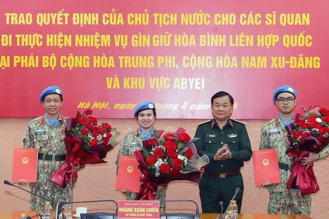 Thượng tướng Hoàng Xuân Chiến, Thứ trưởng Bộ Quốc phòng trao Quyết định của Chủ tịch nước cho các sỹ quan đi thực hiện nhiệm vụ gìn giữ hòa bình LHQ. (Ảnh: Trọng Đức/TTXVN)